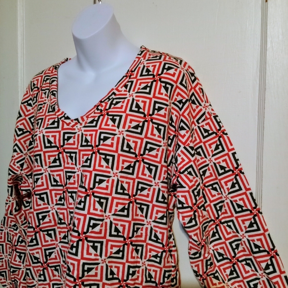 Liz Claiborne Geometric Red and Black Top - Picture 4 of 7